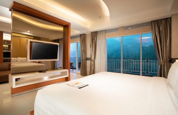  Le Eminence  hotel