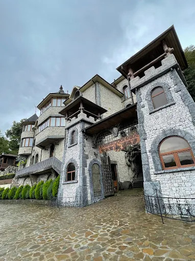 مطعم “أمشِن-دڤور” (Amshenskiy Dvor)