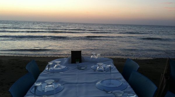 مطعم أكيازي ساحل (Akyazı Sahil Restaurant)