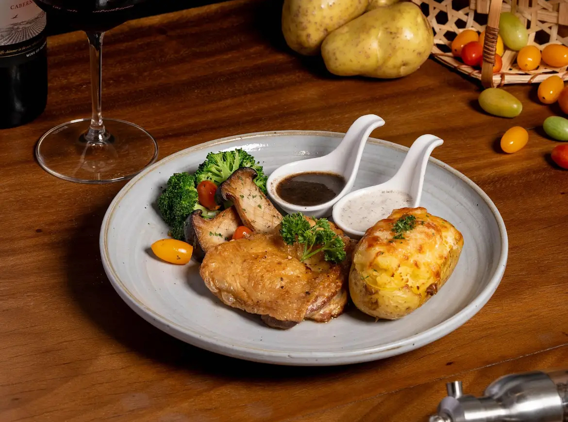 Tree O’clock Gallery & Restaurant